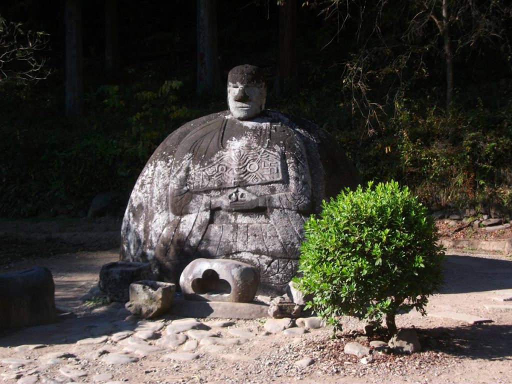 画家 岡本太郎を驚嘆させた諏訪大社近くの異形の大仏 万治の石仏