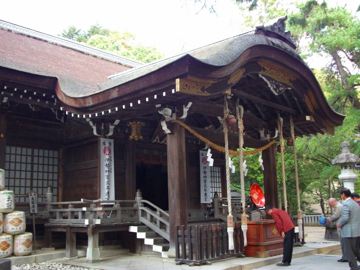 武田信玄の躑躅ヶ崎館に鎮座し桜や紅葉の名所でもある武田神社